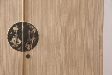 中古　国産　在銘　金具の繊細な絵柄が美しい衣装盆付き総桐箪笥・上段(並厚、衣装箪笥、着物箪笥、和タンス、サイドキャビネット)(R-081640)