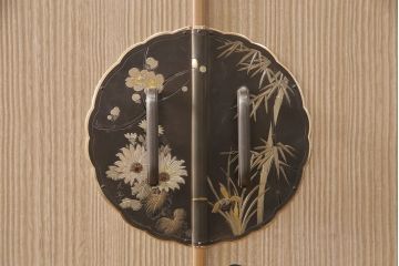 中古　国産　在銘　金具の繊細な絵柄が美しい衣装盆付き総桐箪笥・上段(並厚、衣装箪笥、着物箪笥、和タンス、サイドキャビネット)(R-081640)