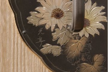中古　国産　在銘　金具の繊細な絵柄が美しい衣装盆付き総桐箪笥・上段(並厚、衣装箪笥、着物箪笥、和タンス、サイドキャビネット)(R-081640)