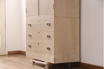 中古　国産　在銘　金具の繊細な絵柄が美しい総桐箪笥・下段(並厚、衣装箪笥、和タンス、サイドチェスト、引き出し、テレビ台、テレビボード)(R-081641)