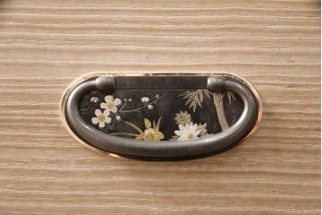 中古　国産　在銘　金具の繊細な絵柄が美しい総桐箪笥・下段(並厚、衣装箪笥、和タンス、サイドチェスト、引き出し、テレビ台、テレビボード)(R-081641)
