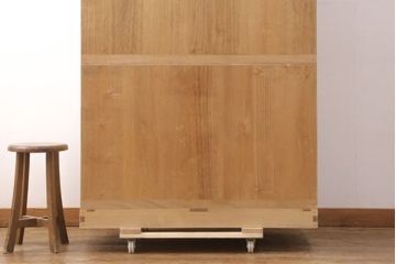 中古　国産　在銘　金具の繊細な絵柄が美しい総桐箪笥・下段(並厚、衣装箪笥、和タンス、サイドチェスト、引き出し、テレビ台、テレビボード)(R-081641)