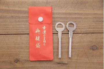 中古　国産　在銘　金具の繊細な絵柄が美しい総桐箪笥・下段(並厚、衣装箪笥、和タンス、サイドチェスト、引き出し、テレビ台、テレビボード)(R-081641)