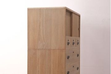 中古　引手金具の意匠が上品な雰囲気を高める加茂総桐箪笥・上段(並厚、総桐たんす、ローボード、テレビ台、テレビボード、収納棚、戸棚)(R-081643)