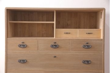 中古　引手金具の意匠が上品な雰囲気を高める加茂総桐箪笥・上段(並厚、総桐たんす、ローボード、テレビ台、テレビボード、収納棚、戸棚)(R-081643)