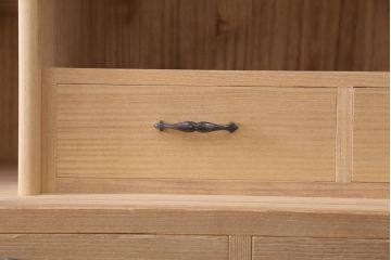 中古　引手金具の意匠が上品な雰囲気を高める加茂総桐箪笥・上段(並厚、総桐たんす、ローボード、テレビ台、テレビボード、収納棚、戸棚)(R-081643)
