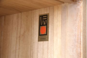 中古　引手金具の意匠が上品な雰囲気を高める加茂総桐箪笥・上段(並厚、総桐たんす、ローボード、テレビ台、テレビボード、収納棚、戸棚)(R-081643)