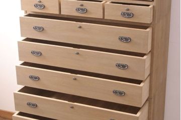 中古　引手金具の意匠が上品な雰囲気を高める加茂総桐箪笥・中段(並厚、総桐たんす、衣装箪笥、和タンス、整理タンス、サイドチェスト、引き出し、テレビ台、テレビボード)(R-081644)