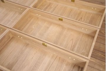 中古　引手金具の意匠が上品な雰囲気を高める加茂総桐箪笥・中段(並厚、総桐たんす、衣装箪笥、和タンス、整理タンス、サイドチェスト、引き出し、テレビ台、テレビボード)(R-081644)