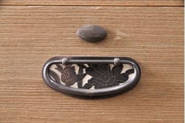 中古　かくし付き　引手金具の意匠が上品な雰囲気を高める加茂総桐箪笥・下段(並厚、総桐たんす、衣装箪笥、和タンス、整理タンス、テレビ台、テレビボード)(R-081645)