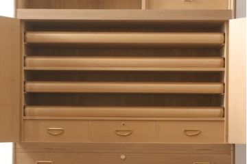 中古　美品　最高級　桐の松山(松山家具)　明るい木色と金色の金具が気品を漂わせる大阪泉州総桐箪笥・中段(並厚、総桐たんす、衣装タンス、和タンス、着物箪笥、収納箪笥)(R-081648)