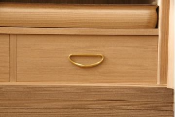 中古　美品　最高級　桐の松山(松山家具)　明るい木色と金色の金具が気品を漂わせる大阪泉州総桐箪笥・中段(並厚、総桐たんす、衣装タンス、和タンス、着物箪笥、収納箪笥)(R-081648)