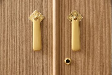 中古　美品　最高級　桐の松山(松山家具)　明るい木色と金色の金具が気品を漂わせる大阪泉州総桐箪笥・中段(並厚、総桐たんす、衣装タンス、和タンス、着物箪笥、収納箪笥)(R-081648)