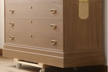 中古　美品　最高級　桐の松山(松山家具)　明るい木色と金色の金具が気品を漂わせる大阪泉州総桐箪笥・下段(並厚、総桐たんす、衣装タンス、和タンス、収納箪笥、チェスト、ローボード、サイドボード)(R-081649)