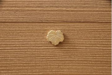 中古　美品　最高級　桐の松山(松山家具)　明るい木色と金色の金具が気品を漂わせる大阪泉州総桐箪笥・下段(並厚、総桐たんす、衣装タンス、和タンス、収納箪笥、チェスト、ローボード、サイドボード)(R-081649)