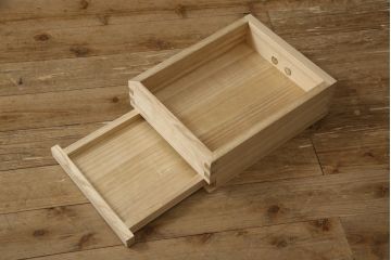 中古　伝統工芸士　頓所芳男作　凛とした佇まいが魅力の加茂総桐箪笥・上段(胴丸、桐たんす、着物箪笥、和タンス、引き出し、衣装箪笥)(R-081655)
