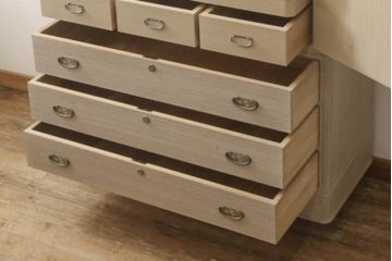 中古　伝統工芸士　頓所芳男作　凛とした佇まいが魅力の加茂総桐箪笥・下段(胴丸、桐たんす、収納箪笥、和タンス、引き出し、衣装箪笥、チェスト、サイドチェスト)(R-081656)