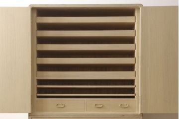 中古　五三桐紋入り　凛とした佇まいが魅力の加茂総桐箪笥・上段(胴厚、総桐たんす、着物箪笥、衣装箪笥、和タンス)(R-081657)