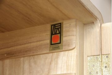 中古　五三桐紋入り　凛とした佇まいが魅力の加茂総桐箪笥・上段(胴厚、総桐たんす、着物箪笥、衣装箪笥、和タンス)(R-081657)