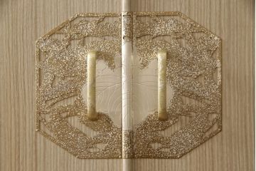 中古　五三桐紋入り　凛とした佇まいが魅力の加茂総桐箪笥・上段(胴厚、総桐たんす、着物箪笥、衣装箪笥、和タンス)(R-081657)