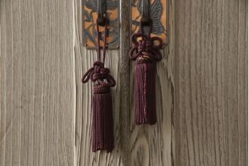 和製ビンテージ　希少!　国産　職人　浮造り　彫刻入りの特注総桐箪笥・上段(並厚、ワードローブ、洋服タンス、桐たんす、ヴィンテージ)(R-081659)