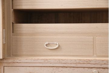 中古　伝統工芸品　頓所芳男作　衣装盆付き　牡丹の前飾りが素敵な重ね加茂総桐箪笥・上段(胴厚、総桐たんす、着物箪笥、衣装箪笥、和タンス、サイドキャビネット)(R-081661)