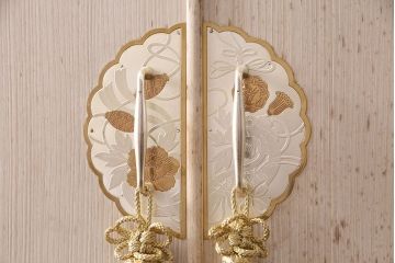 中古　伝統工芸品　頓所芳男作　衣装盆付き　牡丹の前飾りが素敵な重ね加茂総桐箪笥・上段(胴厚、総桐たんす、着物箪笥、衣装箪笥、和タンス、サイドキャビネット)(R-081661)