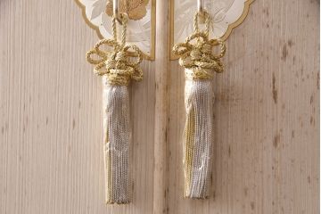 中古　伝統工芸品　頓所芳男作　衣装盆付き　牡丹の前飾りが素敵な重ね加茂総桐箪笥・上段(胴厚、総桐たんす、着物箪笥、衣装箪笥、和タンス、サイドキャビネット)(R-081661)