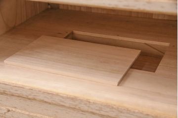 中古　伝統工芸品　頓所芳男作　牡丹の前飾りが素敵な重ね加茂総桐箪笥・下段(胴厚、総桐たんす、衣装箪笥、和タンス、サイドチェスト、引き出し、テレビ台、テレビボード)(R-081662)