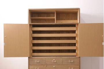 中古　広島・府中家具　衣装盆付き　繊細なデザインの金具が魅力!上品な佇まいの総桐箪笥・上段(胴厚、四方丸、和タンス、衣装箪笥、着物箪笥、サイドキャビネット、収納棚、戸棚)(R-081663)