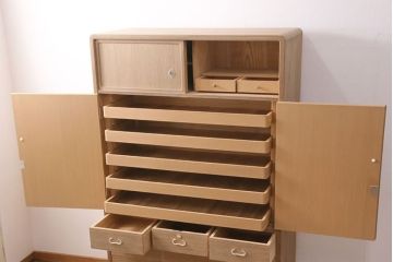 中古　広島・府中家具　衣装盆付き　繊細なデザインの金具が魅力!上品な佇まいの総桐箪笥・上段(胴厚、四方丸、和タンス、衣装箪笥、着物箪笥、サイドキャビネット、収納棚、戸棚)(R-081663)
