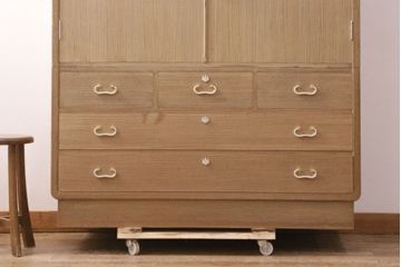 中古　広島・府中家具　繊細なデザインの金具が魅力!上品な佇まいの総桐箪笥・下段(胴厚、四方丸、和タンス、衣装箪笥、サイドチェスト、引き出し、テレビ台、テレビボード)(定価約120万円)(R-081664)