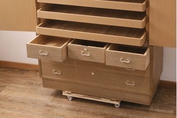 中古　広島・府中家具　繊細なデザインの金具が魅力!上品な佇まいの総桐箪笥・下段(胴厚、四方丸、和タンス、衣装箪笥、サイドチェスト、引き出し、テレビ台、テレビボード)(定価約120万円)(R-081664)