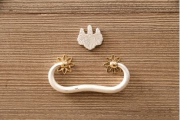 中古　広島・府中家具　繊細なデザインの金具が魅力!上品な佇まいの総桐箪笥・下段(胴厚、四方丸、和タンス、衣装箪笥、サイドチェスト、引き出し、テレビ台、テレビボード)(定価約120万円)(R-081664)