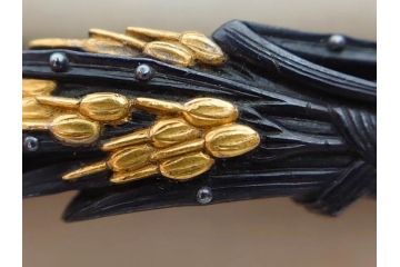 時代物　金工　金銀象嵌　扇面　稲　淑やかな雰囲気の帯留2点セット(在銘作家物、尾崎、帯留め、帯締め、着物道具、和装小物、アクセサリー、木箱付)(R-081673)