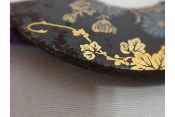 時代物　金工　金銀象嵌　扇面　稲　淑やかな雰囲気の帯留2点セット(在銘作家物、尾崎、帯留め、帯締め、着物道具、和装小物、アクセサリー、木箱付)(R-081673)