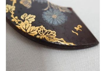 時代物　金工　金銀象嵌　扇面　稲　淑やかな雰囲気の帯留2点セット(在銘作家物、尾崎、帯留め、帯締め、着物道具、和装小物、アクセサリー、木箱付)(R-081673)
