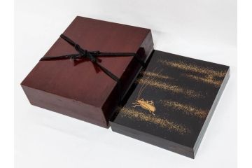 時代物　龍雲堂造　鈴虫　金蒔絵　驪龍珠　静謐な美しさを感じる硯箱(水滴古墨、三日月に竹図、胡開文選煙、神品、銀象嵌、水差し、漆器、木製、漆芸、書道具、木箱付)(R-081674)
