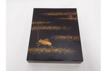 時代物　龍雲堂造　鈴虫　金蒔絵　驪龍珠　静謐な美しさを感じる硯箱(水滴古墨、三日月に竹図、胡開文選煙、神品、銀象嵌、水差し、漆器、木製、漆芸、書道具、木箱付)(R-081674)