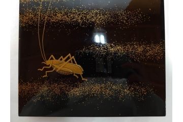 時代物　龍雲堂造　鈴虫　金蒔絵　驪龍珠　静謐な美しさを感じる硯箱(水滴古墨、三日月に竹図、胡開文選煙、神品、銀象嵌、水差し、漆器、木製、漆芸、書道具、木箱付)(R-081674)
