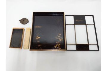 時代物　龍雲堂造　鈴虫　金蒔絵　驪龍珠　静謐な美しさを感じる硯箱(水滴古墨、三日月に竹図、胡開文選煙、神品、銀象嵌、水差し、漆器、木製、漆芸、書道具、木箱付)(R-081674)