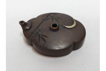 時代物　龍雲堂造　鈴虫　金蒔絵　驪龍珠　静謐な美しさを感じる硯箱(水滴古墨、三日月に竹図、胡開文選煙、神品、銀象嵌、水差し、漆器、木製、漆芸、書道具、木箱付)(R-081674)