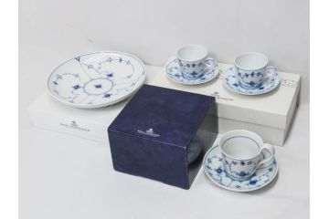 デンマーク　ROYAL COPENHAGEN(ロイヤルコペンハーゲン)　ブルーフルーテッドプレイン　ハイハンドルカップ　コーヒーカップ　ソーサー　ディーププレート　繊細なデザインが可愛らしいC&S3客・プレートセット(大皿、碗皿、洋食器、北欧、共箱付き)(R-081676)