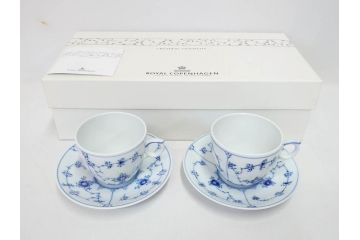 デンマーク　ROYAL COPENHAGEN(ロイヤルコペンハーゲン)　ブルーフルーテッドプレイン　ハイハンドルカップ　コーヒーカップ　ソーサー　ディーププレート　繊細なデザインが可愛らしいC&S3客・プレートセット(大皿、碗皿、洋食器、北欧、共箱付き)(R-081676)