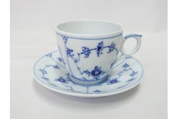 デンマーク　ROYAL COPENHAGEN(ロイヤルコペンハーゲン)　ブルーフルーテッドプレイン　ハイハンドルカップ　コーヒーカップ　ソーサー　ディーププレート　繊細なデザインが可愛らしいC&S3客・プレートセット(大皿、碗皿、洋食器、北欧、共箱付き)(R-081676)