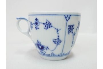 デンマーク　ROYAL COPENHAGEN(ロイヤルコペンハーゲン)　ブルーフルーテッドプレイン　ハイハンドルカップ　コーヒーカップ　ソーサー　ディーププレート　繊細なデザインが可愛らしいC&S3客・プレートセット(大皿、碗皿、洋食器、北欧、共箱付き)(R-081676)