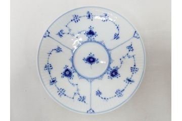 デンマーク　ROYAL COPENHAGEN(ロイヤルコペンハーゲン)　ブルーフルーテッドプレイン　ハイハンドルカップ　コーヒーカップ　ソーサー　ディーププレート　繊細なデザインが可愛らしいC&S3客・プレートセット(大皿、碗皿、洋食器、北欧、共箱付き)(R-081676)