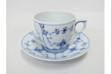 デンマーク　ROYAL COPENHAGEN(ロイヤルコペンハーゲン)　ブルーフルーテッドプレイン　ハイハンドルカップ　コーヒーカップ　ソーサー　ディーププレート　繊細なデザインが可愛らしいC&S3客・プレートセット(大皿、碗皿、洋食器、北欧、共箱付き)(R-081676)