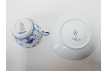デンマーク　ROYAL COPENHAGEN(ロイヤルコペンハーゲン)　ブルーフルーテッドプレイン　ハイハンドルカップ　コーヒーカップ　ソーサー　ディーププレート　繊細なデザインが可愛らしいC&S3客・プレートセット(大皿、碗皿、洋食器、北欧、共箱付き)(R-081676)