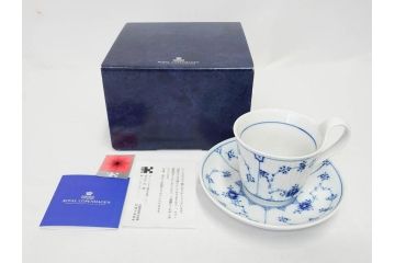デンマーク　ROYAL COPENHAGEN(ロイヤルコペンハーゲン)　ブルーフルーテッドプレイン　ハイハンドルカップ　コーヒーカップ　ソーサー　ディーププレート　繊細なデザインが可愛らしいC&S3客・プレートセット(大皿、碗皿、洋食器、北欧、共箱付き)(R-081676)